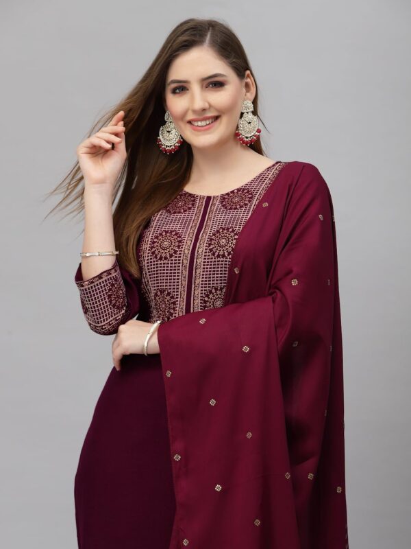 KLOSIA Women Viscose Embroidered Kurta And Pant Set With Dupatta, Kurta Set - Image 3