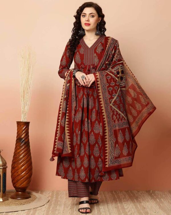 KLOSIA Women Printed Kurta and Pant Set with Dupatta - Image 9