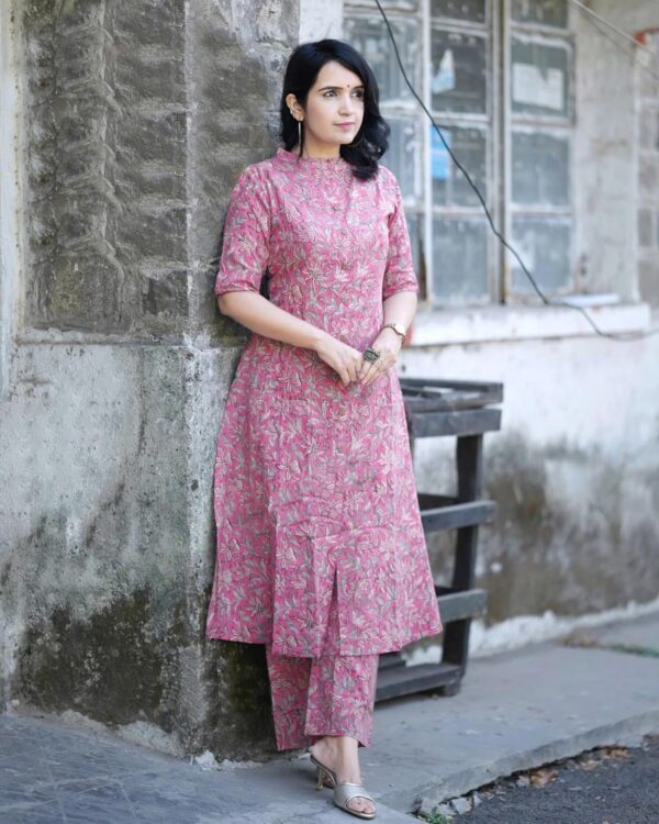 ANNI DESIGNER Women's Cotton Blend Floral Kurta with Pant - Image 4
