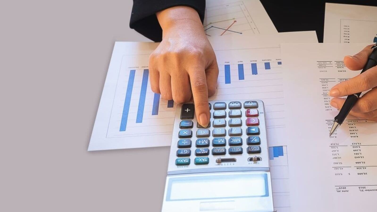 Tax records show full interest in a prematurely ended FD. How do I rectify it?