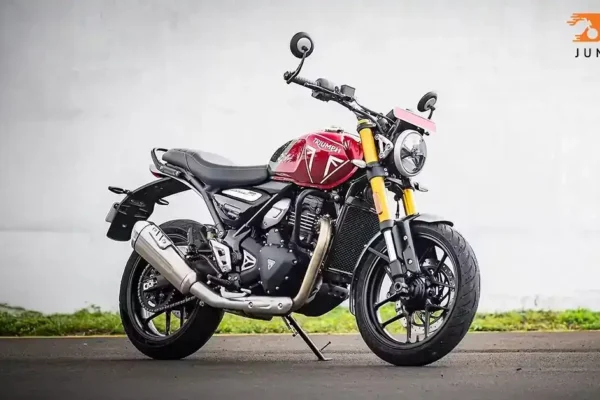 Triumph hits 1 lakh motorcycles